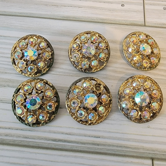 Six (6) Vintage Buttons - Picture 1 of 5